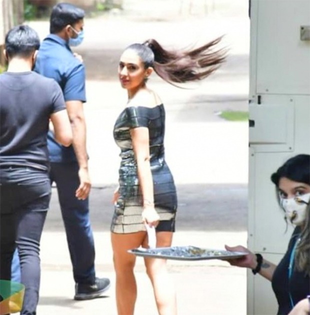 Sara Ali Khan looks stunning in these pictures from the sets as she resumes work