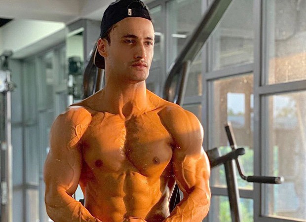 Asim Riaz says no day offs as he flaunts his taut muscles