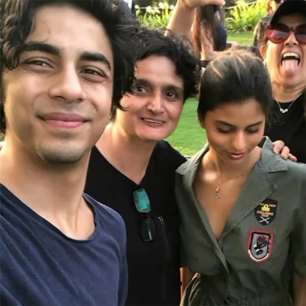 Aryan Khan is all smiles in this selfie with sister Suhana Khan and friends : Bollywood News - Bollywood Hungama