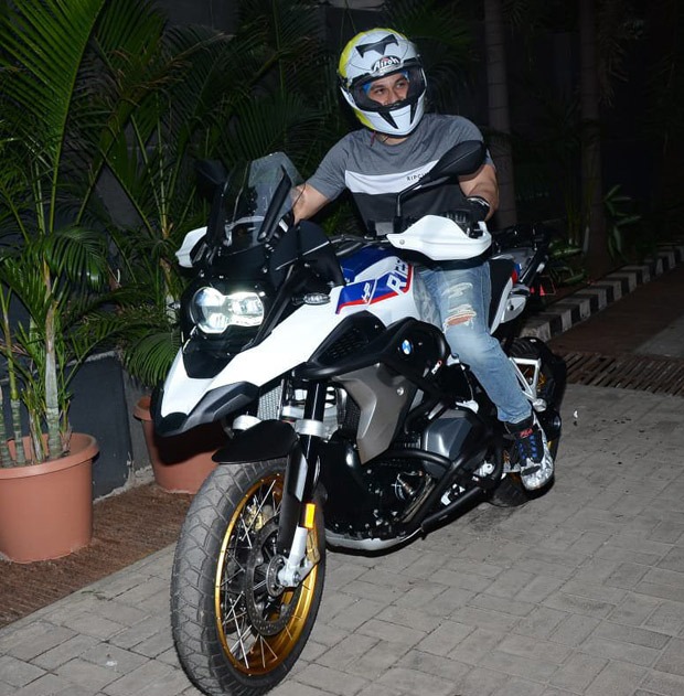 PICTURES: Kumal Kemmu purchases a BMW R2150 bike worth over Rs. 26 lakhs