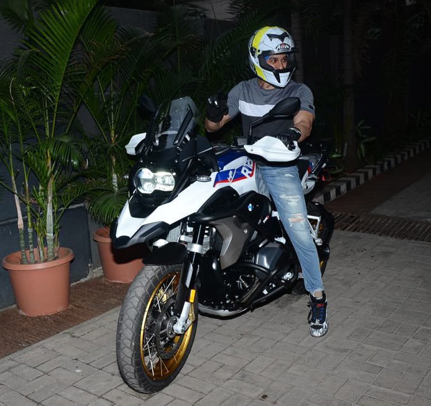 PICTURES: Kumal Kemmu purchases a BMW R2150 bike worth over Rs. 26 lakhs