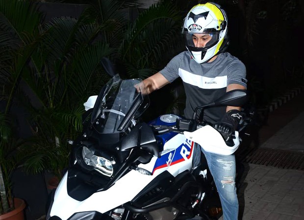 PICTURES Kumal Kemmu purchases a BMW R2150 bike worth over Rs. 26 lakhs