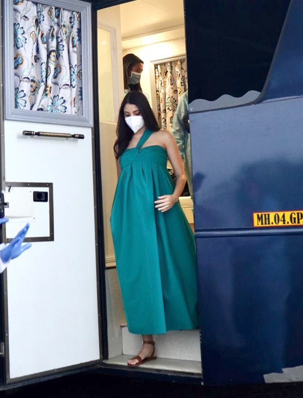 Pregnant Anushka Sharma glows in green gown, starts shooting for an ad! Pregnant Anushka Sharma glows in green gown, starts shooting for an ad!