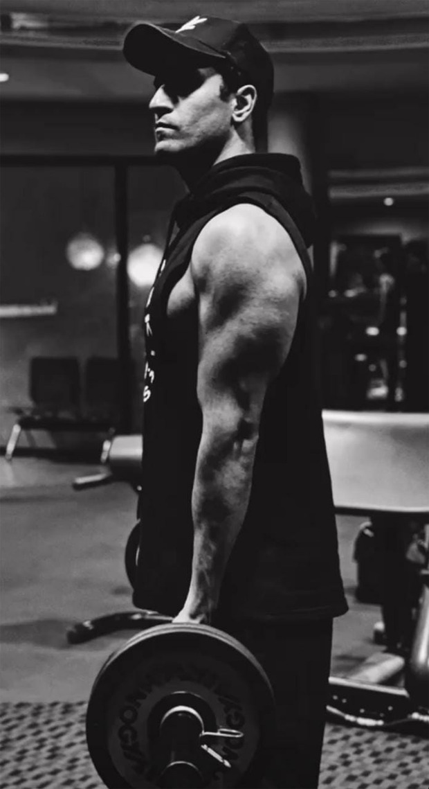 Vicky Kaushal flaunts his biceps in new monochrome photos giving us major fitness goals
