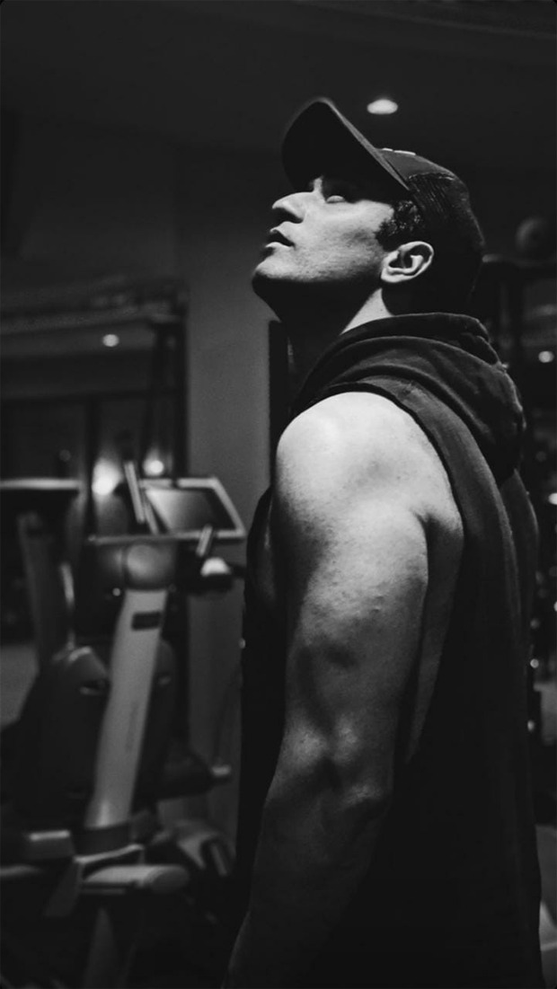 Vicky Kaushal flaunts his biceps in new monochrome photos giving us major fitness goals