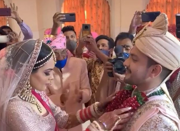 Aditya Narayan Wedding Video Aditya Narayan shares video of his varmala ceremony with a hilarious twist featuring Amitabh Bachchan : Bollywood News - Bollywood Hungama