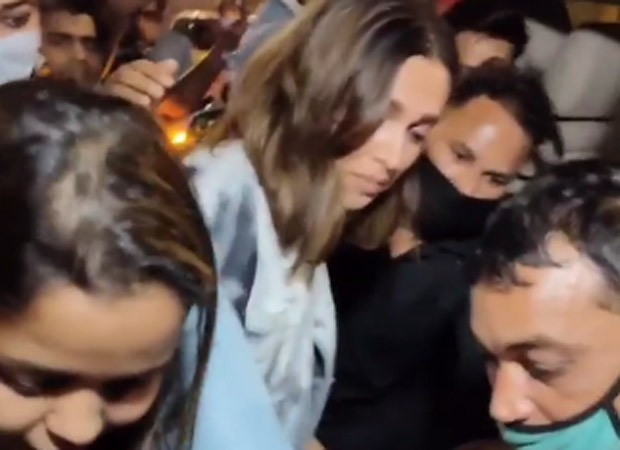 A woman pulls Deepika Padukone’s purse leaving her mobbed