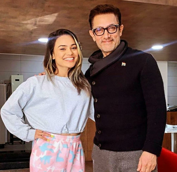 Aamir Khan strikes a pose with the crew as he shoots a song in Jaipur for Amin Hajee's film 