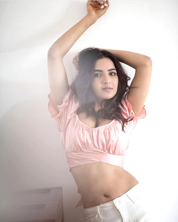 Jasmin Bhasin X Video Download - Bigg Boss 14's Jasmin Bhasin looks beautiful in blush pink crop top and  white pants 14 : Bollywood News - Bollywood Hungama