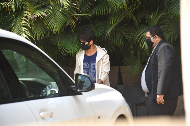 Shahid Kapoor scouts the BMW X7 worth over Rs. 90 lakhs!