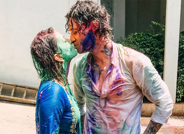 Sunny Leone and Daniel Webber share a colourful kiss and celebrate Holi with their kids