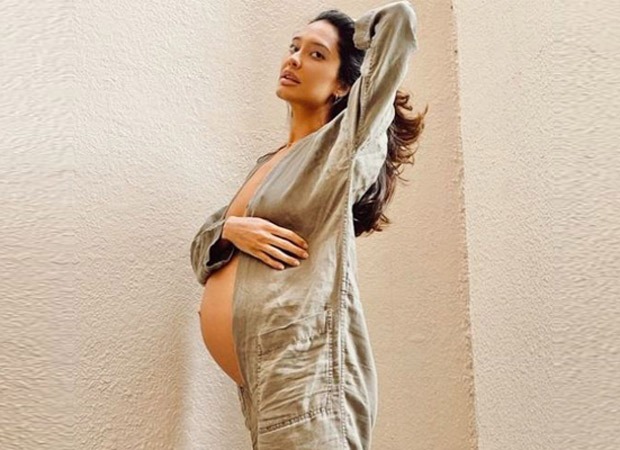 Lisa Haydon flaunts her baby bump in latest picture; jokes it's the pizza she has been eating