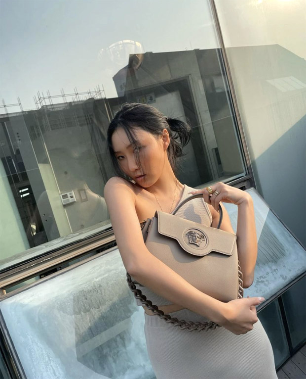MAMAMOO’s Hwasa proves neutrals are taking over this Spring; singer carries a Versace handbag worth Rs. 2.7 lakhs