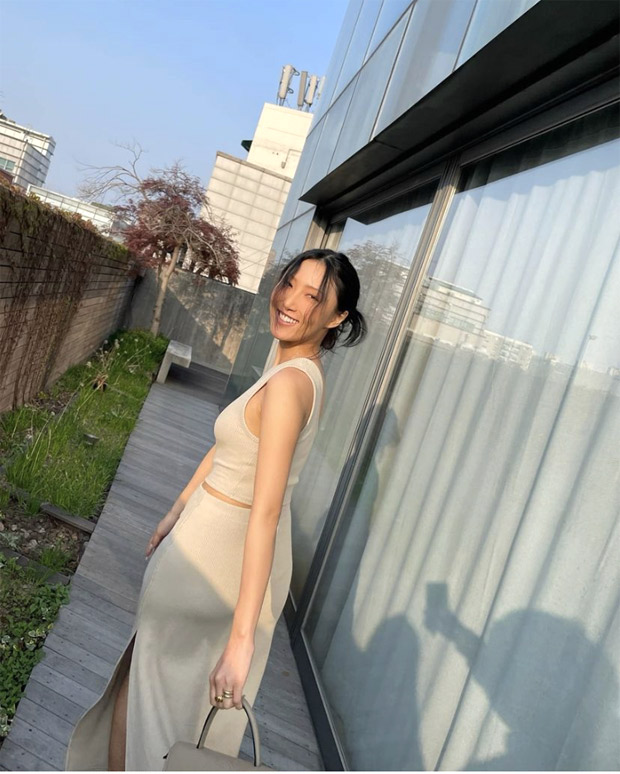 MAMAMOO’s Hwasa proves neutrals are taking over this Spring; singer carries a Versace handbag worth Rs. 2.7 lakhs