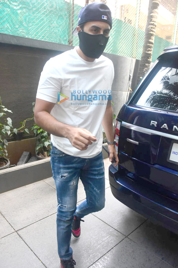 Photos: Ranbir Kapoor and Alia Bhatt spotted at Neetu Singh's house in Bandra