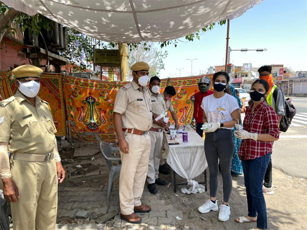 Aakanksha Singh steps out to offer buttermilk and water to cops in Jaipur