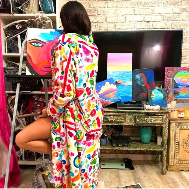 Janhvi Kapoor posts pictures while painting; her printed robe definitely adds quirky element