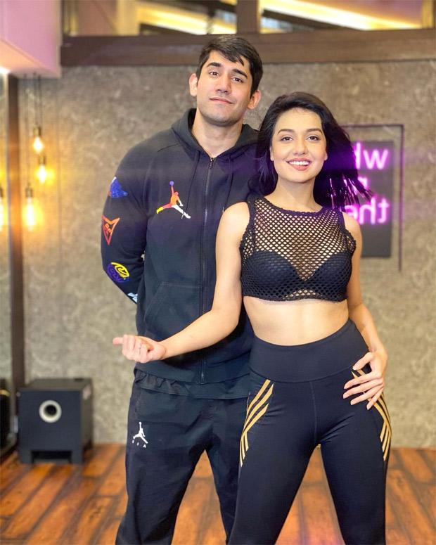 Throwback: When Khatron Ke Khiladi Fame Anushka Sen Took Inspiration From  Ariana Grande; Flaunted A Half Bun Hairstyle