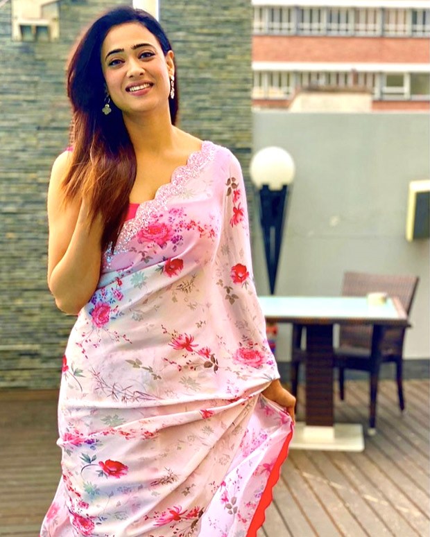 Khatron Ke Khiladi 11 star Shweta Tiwari stuns floral pink and white saree in Cape Town