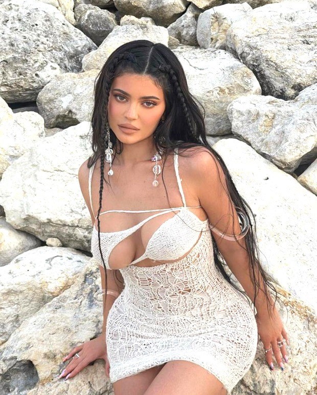 Kylie Jenner flaunts her killer curves in this vintage Gucci brown bikini  during Bahamas vacation : Bollywood News - Bollywood Hungama