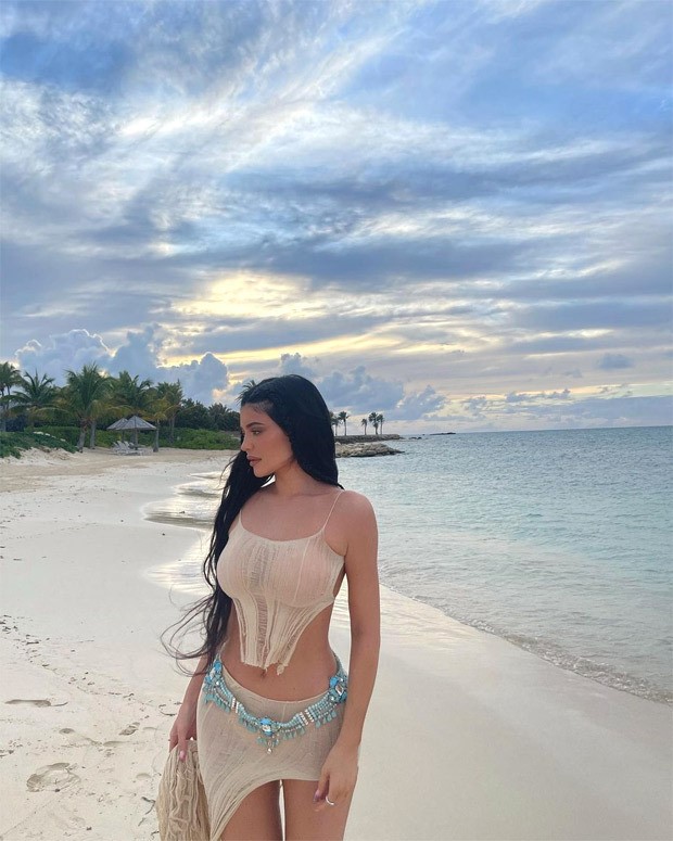 Kylie Jenner flaunts her curves in ɴuᴅᴇ crop top and mini skirt in Sєxy new pictures on Miami beach