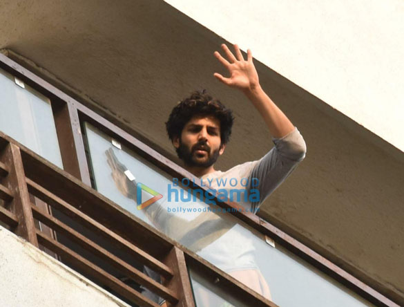 Photos: Kartik Aaryan spotted at his balcony in Juhu