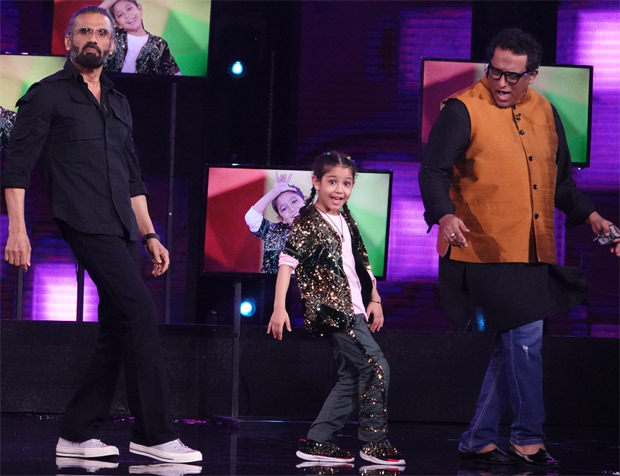 Dhadkan co-stars Shilpa Shetty and Suniel Shetty reunite on the sets of Super Dancer-Chapter 4
