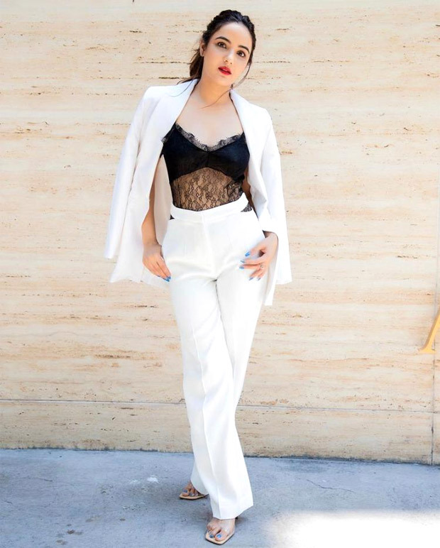 Jasmin Bhasin looks fiery in white pantsuit paired with black lace bralette  : Bollywood News - Bollywood Hungama
