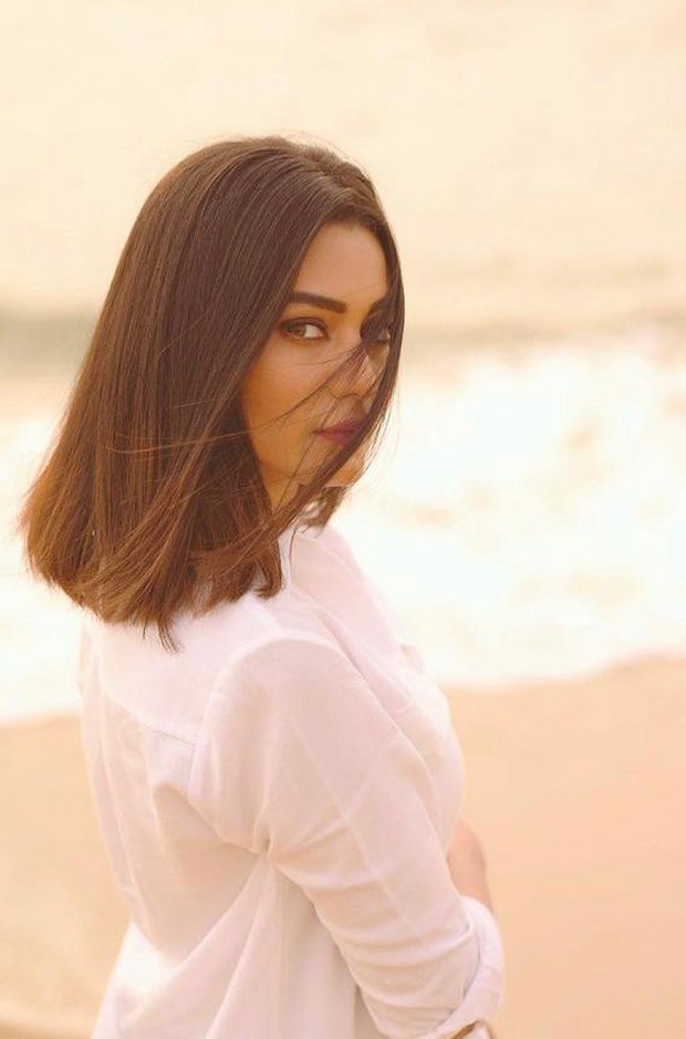 Khatron Ke Khiladi 11: Sana Makbul reminisces beach days in Cape Town in white shirt and denim shorts 