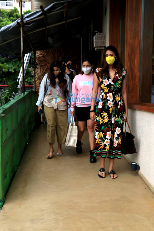 Photos: Alia Bhatt, Shaheen Bhatt and Anushka Ranjan snapped at Bastian, Worli