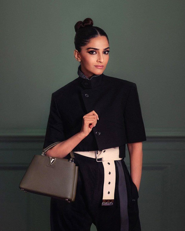 Sonam Kapoor enchants in all-black outfit, carries Rs. 3.25 lakh worth Louis  Vuitton bag 3 : Bollywood News - Bollywood Hungama