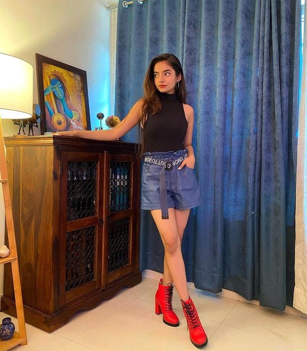 Khatron Ke Khiladi 11: Anushka Sen exudes ultimate diva energy as she dons red boots and black turtle neck top