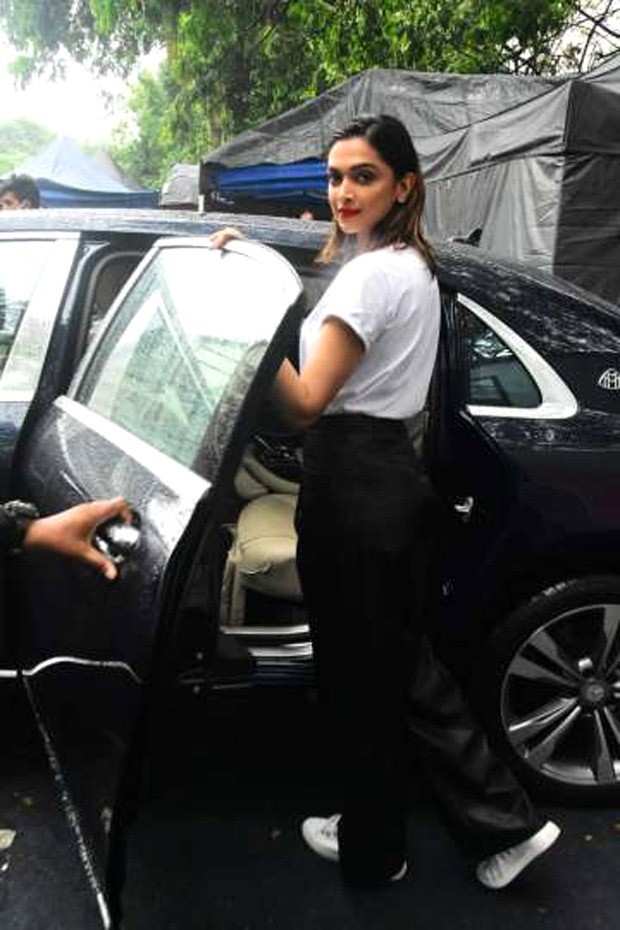Deepika Padukone keeps her spirt high as she steps out in leather pants worth Rs. 9,000