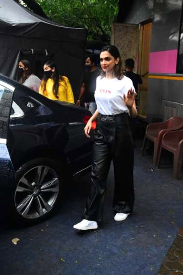 Deepika Padukone keeps her spirt high as she steps out in leather pants worth Rs. 9,000