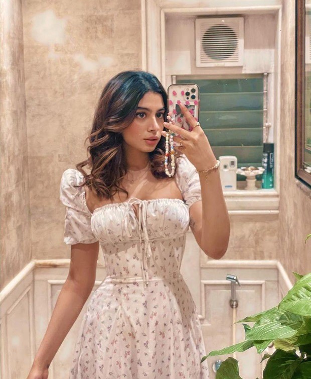 Janhvi Kapoor, Shanaya Kapoor, Khushi Kapoor keep it glamorous at Rhea Kapoor’s reception party Janhvi Kapoor, Shanaya Kapoor, Khushi Kapoor keep it glamorous at Rhea Kapoor’s reception party