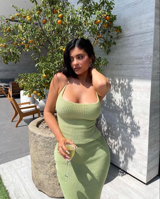 Kylie Jenner rings in her 24th birthday in a green figure-hugging co-ord  set 24 : Bollywood News - Bollywood Hungama