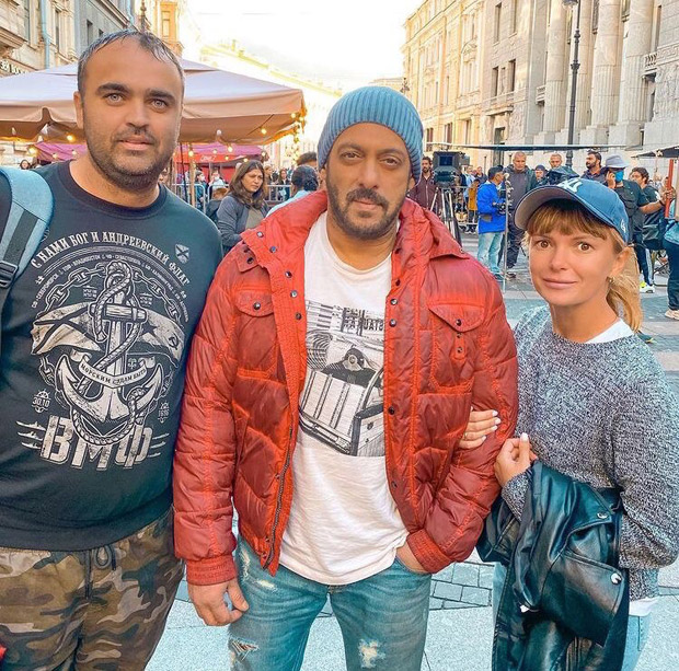Salman Khan meet and click selfies with fans on Tiger 3 sets in Russia Salman Khan meet and click selfies with fans on Tiger 3 sets in Russia