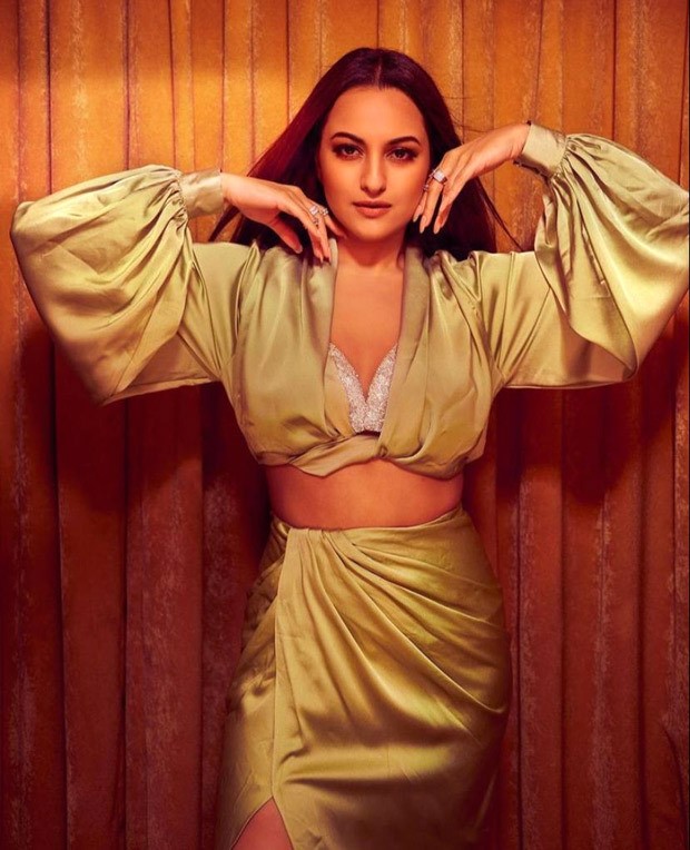 Sonakshi Sinha Ki Xx - Sonakshi Sinha makes a sizzling statement in a crystallised bralette and  green slit skirt : Bollywood News - Bollywood Hungama