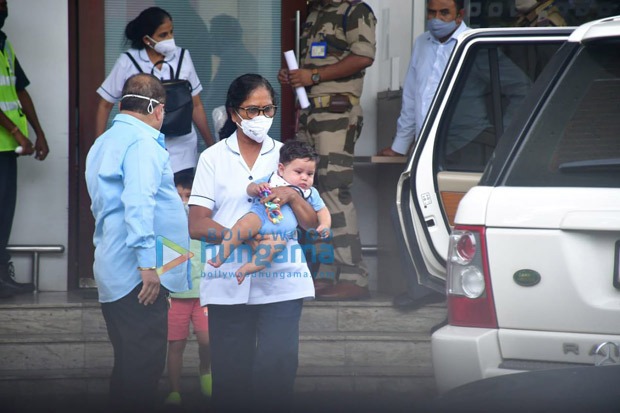 Kareena Kapoor Khan, Saif Ali Khan, Taimur back from Maldives; baby Jeh Ali Khan's looks adorable in blue onesie&nbsp;