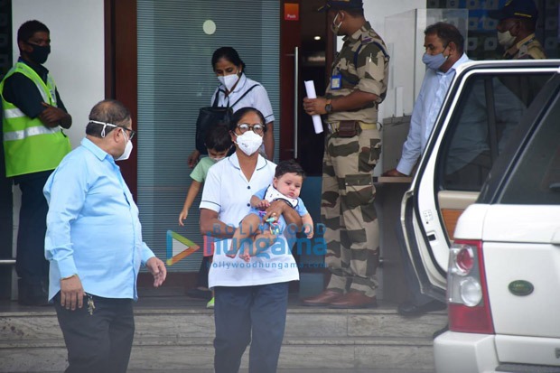 Kareena Kapoor Khan, Saif Ali Khan, Taimur back from Maldives; baby Jeh Ali Khan's looks adorable in blue onesie&nbsp;