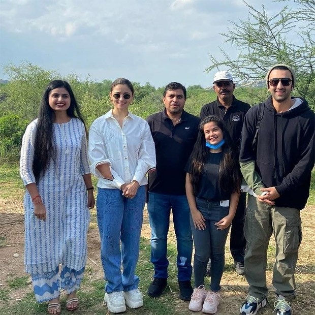 Alia Bhatt and Ranbir Kapoor pose with fans in Jodhpur in unseen pictures