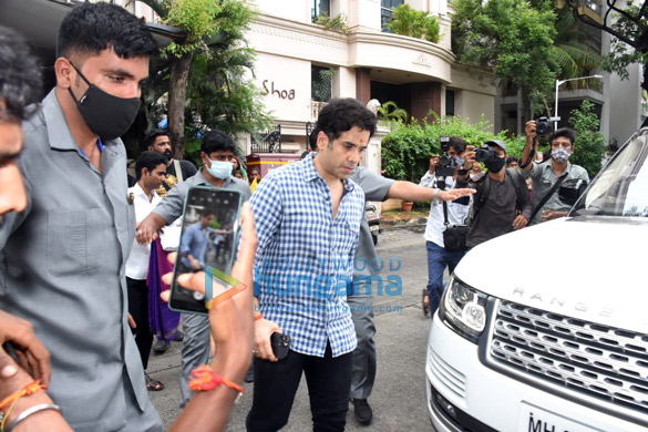Photos: Ekta Kapoor, Jeetendra and Tusshar Kapoor for Ganpati Visarjan