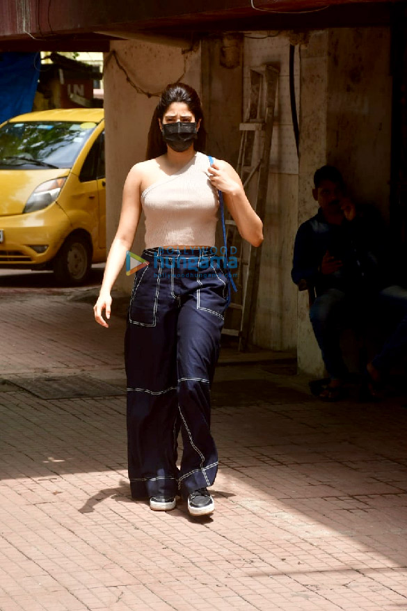 Photos: Sara Ali Khan and Janhvi Kapoor snapped at Pilates