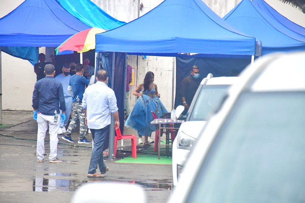 Sara Ali Khan is back to the grind as she makes an appearance in a gorgeous desi fit Sara Ali Khan is back to the grind as she makes an appearance in a gorgeous desi fit
