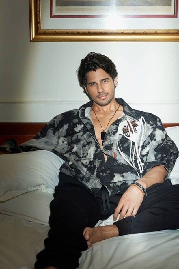 Sidharth Malhotra looks dapper in his latest post as he is dressed in smart casuals Sidharth Malhotra looks dapper in his latest post as he is dressed in smart casuals