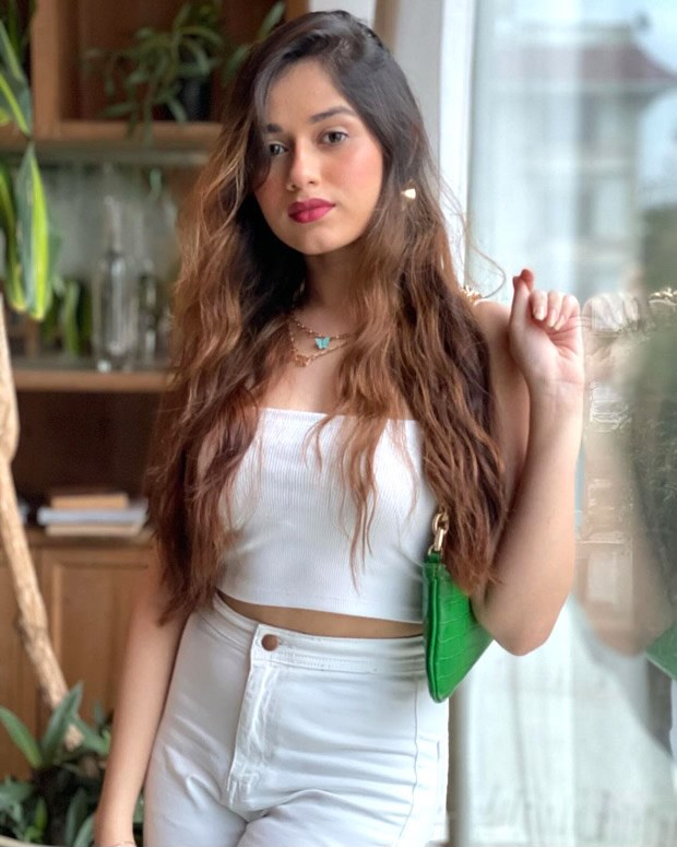 Jannat Zubair looks effortlessly chic in all white outfit and a baguette :  Bollywood News - Bollywood Hungama