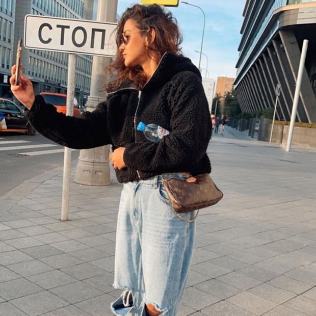 Aisha Sharma rocks the casual street style look; carries a Louis Vuitton bag  worth Rs. 1.5 lakh in Moscow 1 : Bollywood News - Bollywood Hungama
