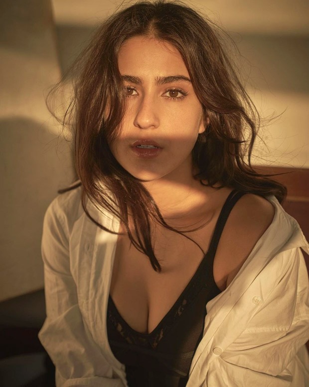 Sara Khan Sex Video - Sara Ali Khan looks pristine in a sexy black lace bodysuit styled with a  white oversized shirt : Bollywood News - Bollywood Hungama