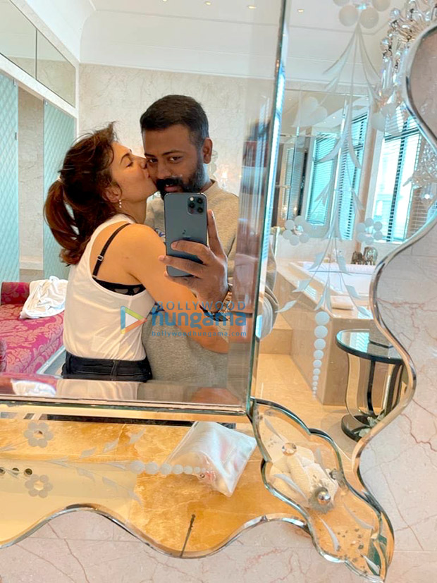 EXCLUSIVE: Jacqueline Fernandez kisses conman Sukesh Chandrasekhar in this  mirror selfie : Bollywood News - Bollywood Hungama