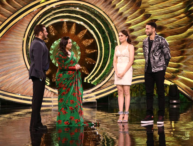 Bigg Boss 15: Salman Khan dances on ‘Teri Chunariya’ with Rani Mukerji, Siddhant Chaturvedi gets emotional Bigg Boss 15: Salman Khan dances on ‘Teri Chunariya’ with Rani Mukerji, Siddhant Chaturvedi gets emotional